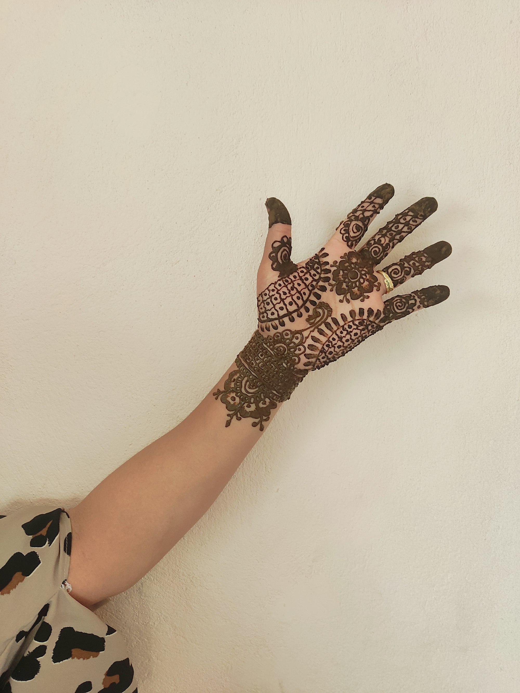 يد مزيّنة بنقش الحنّاء